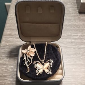 Rose Gold Butterfly & Flower Pendant Necklace Set With Jewlery Case NWOT